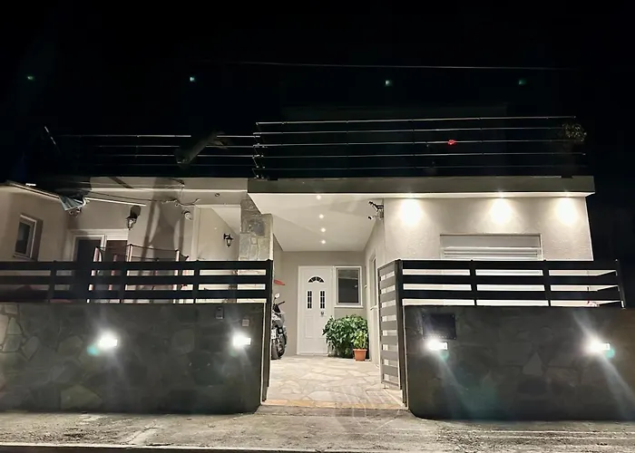 Red Harmony By The Sea Pool And Balcony